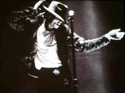 michael-a-fost-readus-la-viata-pentru--minute - Billie Jean