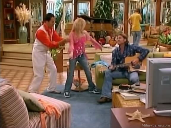 miley-cyrus_dot_com-hannahmontana-ep1caps029 - Hannah Montana episode 01 - Lilly do you want to know a secret