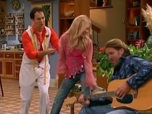 miley-cyrus_dot_com-hannahmontana-ep1caps031 - Hannah Montana episode 01 - Lilly do you want to know a secret