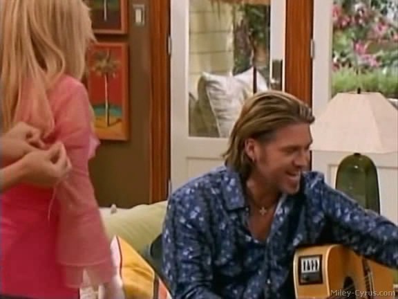 miley-cyrus_dot_com-hannahmontana-ep1caps035 - Hannah Montana episode 01 - Lilly do you want to know a secret