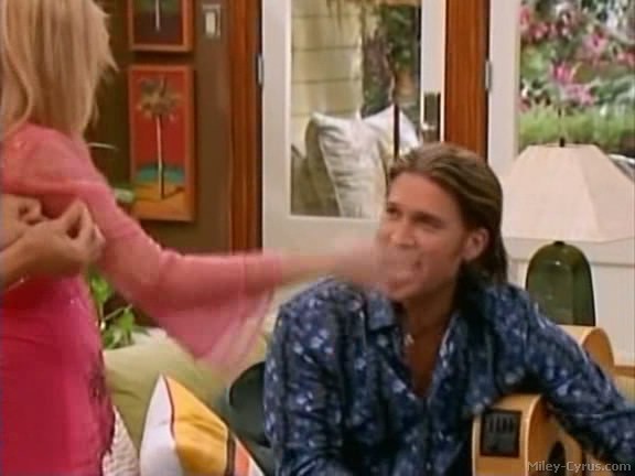 miley-cyrus_dot_com-hannahmontana-ep1caps036 - Hannah Montana episode 01 - Lilly do you want to know a secret