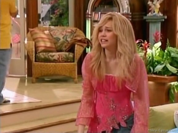 miley-cyrus_dot_com-hannahmontana-ep1caps044 - Hannah Montana episode 01 - Lilly do you want to know a secret