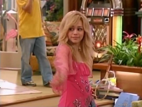 miley-cyrus_dot_com-hannahmontana-ep1caps051 - Hannah Montana episode 01 - Lilly do you want to know a secret