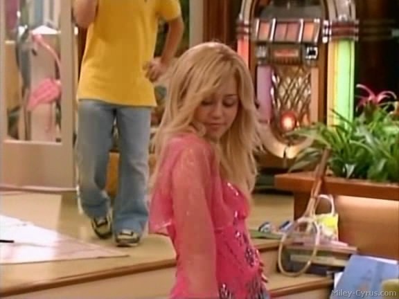 miley-cyrus_dot_com-hannahmontana-ep1caps052 - Hannah Montana episode 01 - Lilly do you want to know a secret