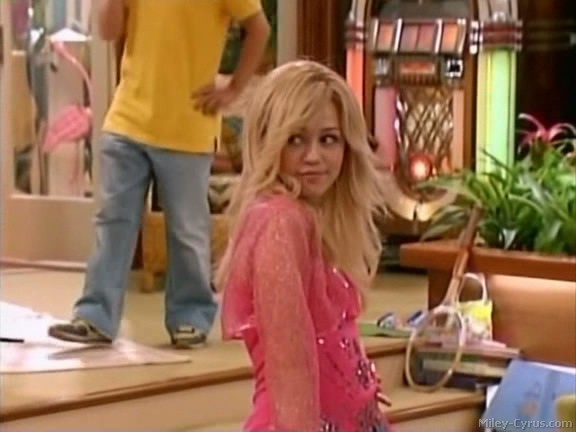 miley-cyrus_dot_com-hannahmontana-ep1caps053 - Hannah Montana episode 01 - Lilly do you want to know a secret