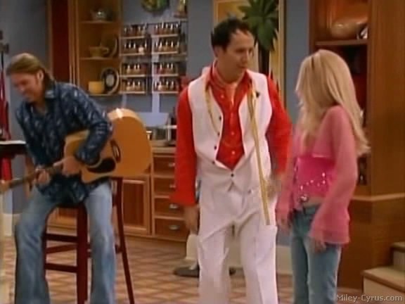 miley-cyrus_dot_com-hannahmontana-ep1caps054 - Hannah Montana episode 01 - Lilly do you want to know a secret