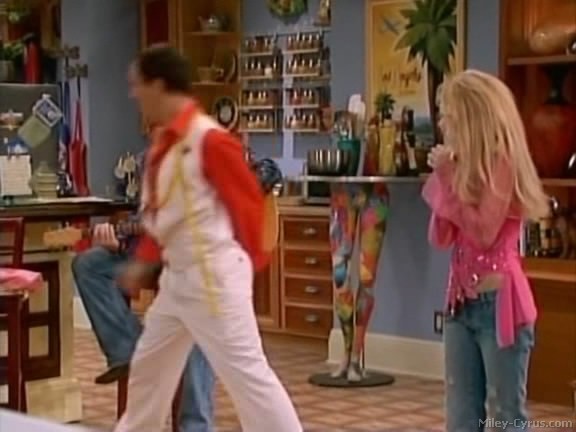 miley-cyrus_dot_com-hannahmontana-ep1caps061 - Hannah Montana episode 01 - Lilly do you want to know a secret