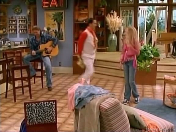 miley-cyrus_dot_com-hannahmontana-ep1caps063 - Hannah Montana episode 01 - Lilly do you want to know a secret