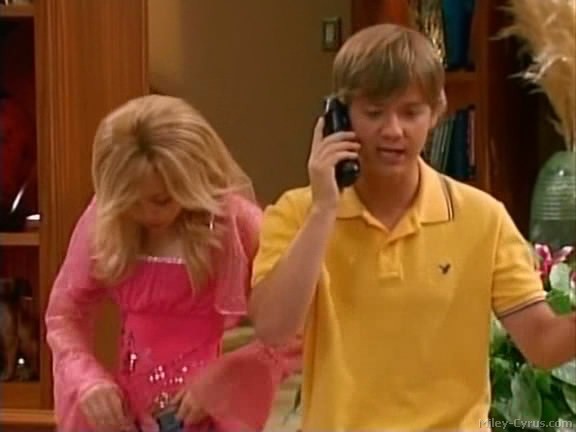 miley-cyrus_dot_com-hannahmontana-ep1caps074 - Hannah Montana episode 01 - Lilly do you want to know a secret