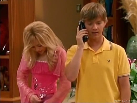 miley-cyrus_dot_com-hannahmontana-ep1caps077 - Hannah Montana episode 01 - Lilly do you want to know a secret