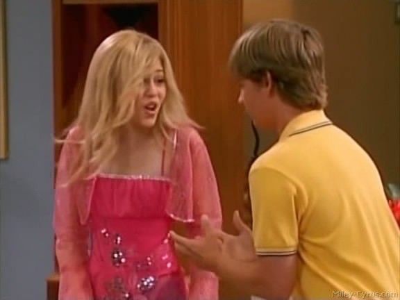 miley-cyrus_dot_com-hannahmontana-ep1caps081 - Hannah Montana episode 01 - Lilly do you want to know a secret