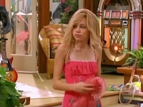 miley-cyrus_dot_com-hannahmontana-ep1caps087 - Hannah Montana episode 01 - Lilly do you want to know a secret