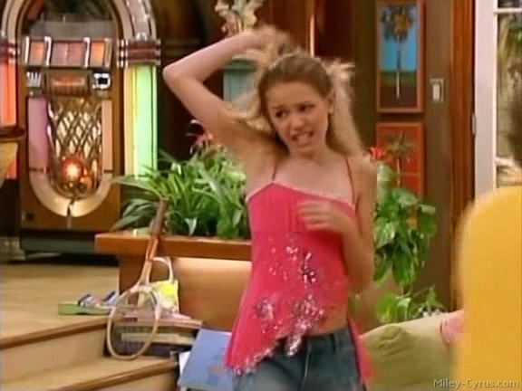 miley-cyrus_dot_com-hannahmontana-ep1caps091 - Hannah Montana episode 01 - Lilly do you want to know a secret
