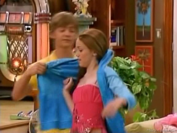 miley-cyrus_dot_com-hannahmontana-ep1caps093 - Hannah Montana episode 01 - Lilly do you want to know a secret