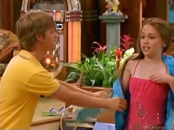 miley-cyrus_dot_com-hannahmontana-ep1caps094 - Hannah Montana episode 01 - Lilly do you want to know a secret