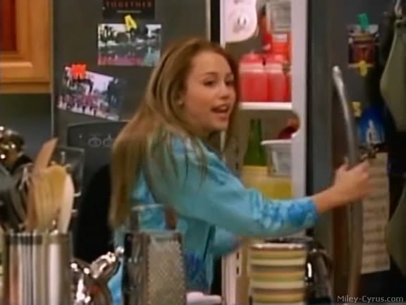 miley-cyrus_dot_com-hannahmontana-ep1caps096 - Hannah Montana episode 01 - Lilly do you want to know a secret