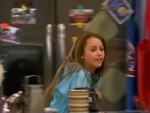 miley-cyrus_dot_com-hannahmontana-ep1caps097 - Hannah Montana episode 01 - Lilly do you want to know a secret