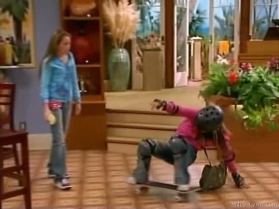 miley-cyrus_dot_com-hannahmontana-ep1caps098 - Hannah Montana episode 01 - Lilly do you want to know a secret