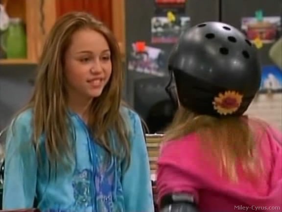 miley-cyrus_dot_com-hannahmontana-ep1caps099 - Hannah Montana episode 01 - Lilly do you want to know a secret