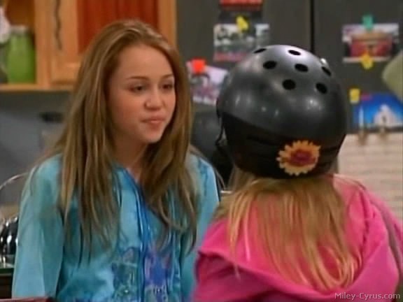miley-cyrus_dot_com-hannahmontana-ep1caps100 - Hannah Montana episode 01 - Lilly do you want to know a secret