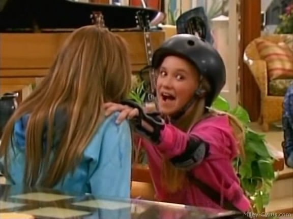 miley-cyrus_dot_com-hannahmontana-ep1caps101 - Hannah Montana episode 01 - Lilly do you want to know a secret