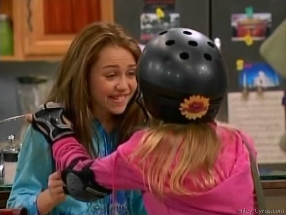 miley-cyrus_dot_com-hannahmontana-ep1caps103 - Hannah Montana episode 01 - Lilly do you want to know a secret
