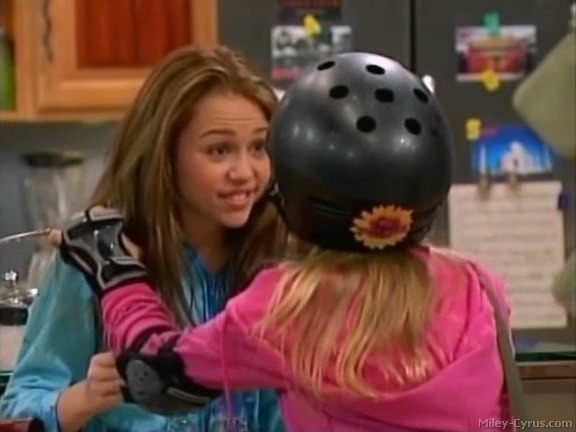 miley-cyrus_dot_com-hannahmontana-ep1caps104 - Hannah Montana episode 01 - Lilly do you want to know a secret
