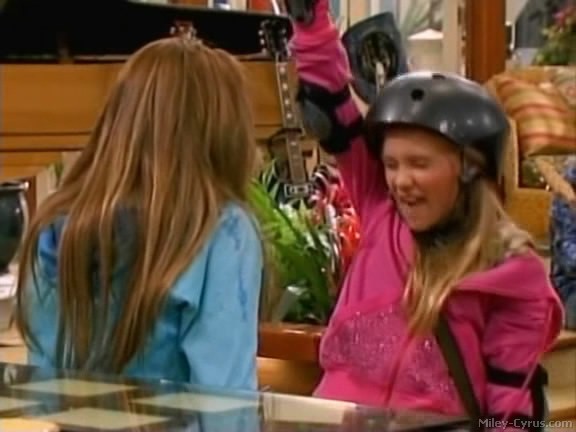 miley-cyrus_dot_com-hannahmontana-ep1caps106 - Hannah Montana episode 01 - Lilly do you want to know a secret