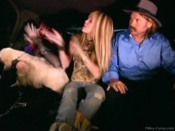 miley-cyrus_dot_com-hannahmontana-ep1caps115 - Hannah Montana episode 01 - Lilly do you want to know a secret