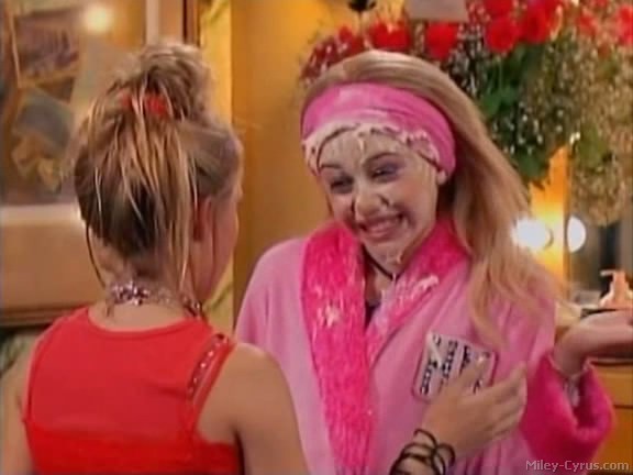 miley-cyrus_dot_com-hannahmontana-ep1caps119 - Hannah Montana episode 01 - Lilly do you want to know a secret