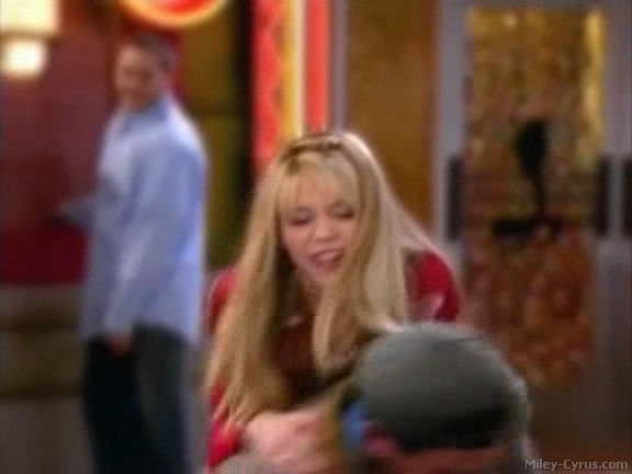 miley-cyrus_dot_com-hannahmontana-ep1caps123 - Hannah Montana episode 01 - Lilly do you want to know a secret