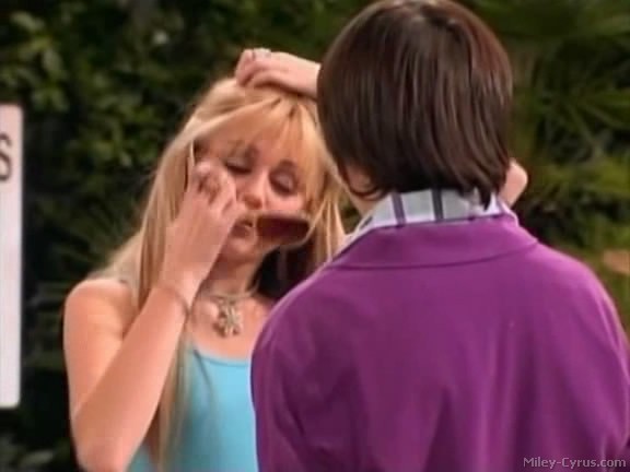 miley-cyrus_dot_com-hannahmontana-ep1caps124 - Hannah Montana episode 01 - Lilly do you want to know a secret
