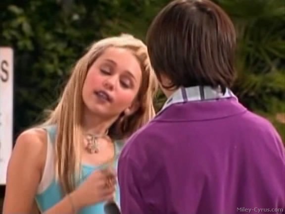 miley-cyrus_dot_com-hannahmontana-ep1caps125 - Hannah Montana episode 01 - Lilly do you want to know a secret