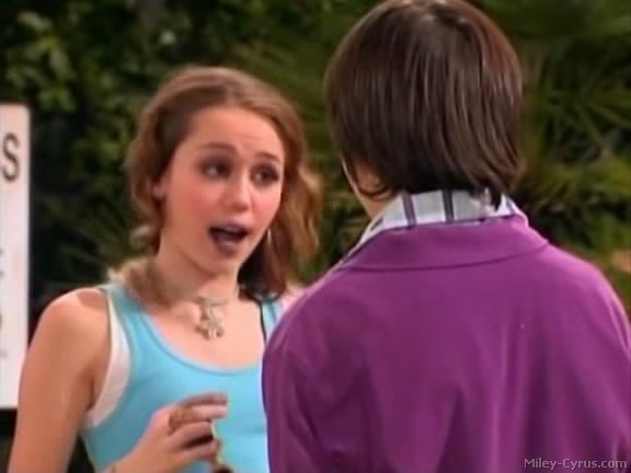 miley-cyrus_dot_com-hannahmontana-ep1caps126 - Hannah Montana episode 01 - Lilly do you want to know a secret