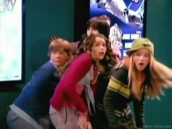miley-cyrus_dot_com-hannahmontana-ep1caps136 - Hannah Montana episode 01 - Lilly do you want to know a secret