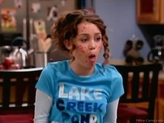 miley-cyrus_dot_com-hannahmontana-ep1caps144 - Hannah Montana episode 01 - Lilly do you want to know a secret