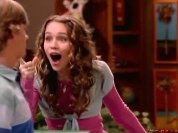 miley-cyrus_dot_com-hannahmontana-ep1caps148 - Hannah Montana episode 01 - Lilly do you want to know a secret