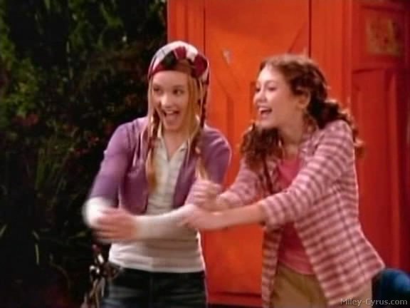 miley-cyrus_dot_com-hannahmontana-ep1caps149 - Hannah Montana episode 01 - Lilly do you want to know a secret