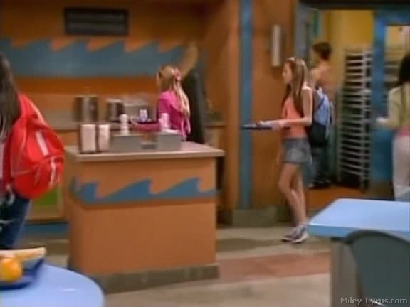 miley-cyrus_dot_com-hannahmontana-ep1caps150 - Hannah Montana episode 01 - Lilly do you want to know a secret