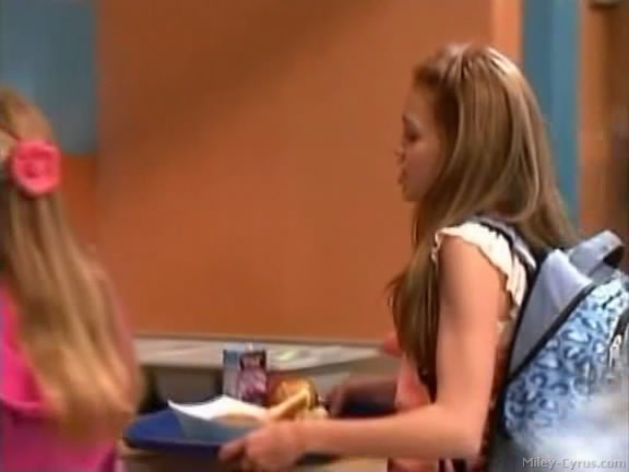 miley-cyrus_dot_com-hannahmontana-ep1caps151 - Hannah Montana episode 01 - Lilly do you want to know a secret
