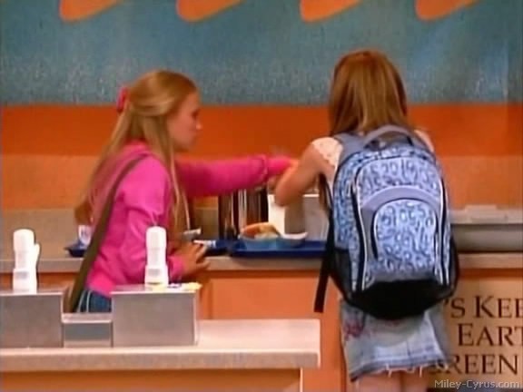 miley-cyrus_dot_com-hannahmontana-ep1caps157 - Hannah Montana episode 01 - Lilly do you want to know a secret