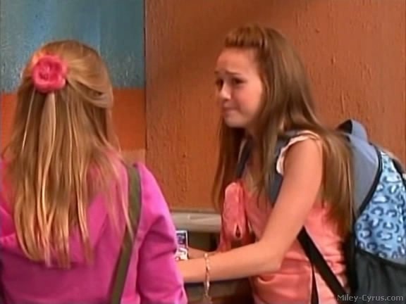 miley-cyrus_dot_com-hannahmontana-ep1caps159 - Hannah Montana episode 01 - Lilly do you want to know a secret