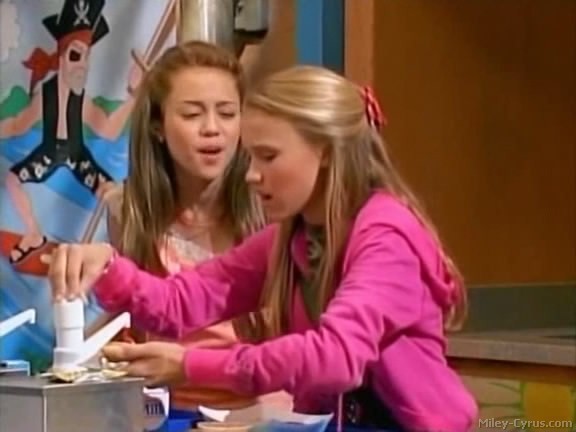 miley-cyrus_dot_com-hannahmontana-ep1caps161 - Hannah Montana episode 01 - Lilly do you want to know a secret