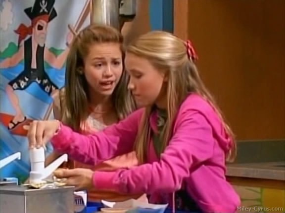 miley-cyrus_dot_com-hannahmontana-ep1caps162 - Hannah Montana episode 01 - Lilly do you want to know a secret