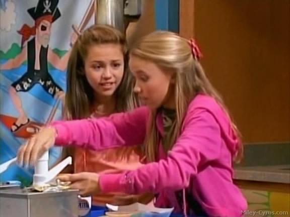 miley-cyrus_dot_com-hannahmontana-ep1caps163 - Hannah Montana episode 01 - Lilly do you want to know a secret