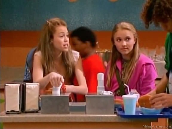 miley-cyrus_dot_com-hannahmontana-ep1caps168 - Hannah Montana episode 01 - Lilly do you want to know a secret