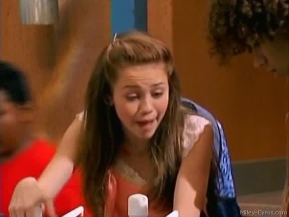 miley-cyrus_dot_com-hannahmontana-ep1caps169 - Hannah Montana episode 01 - Lilly do you want to know a secret