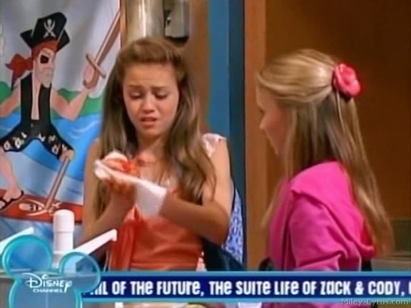 miley-cyrus_dot_com-hannahmontana-ep1caps188 - Hannah Montana episode 01 - Lilly do you want to know a secret