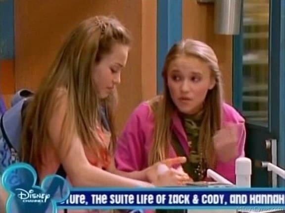 miley-cyrus_dot_com-hannahmontana-ep1caps189 - Hannah Montana episode 01 - Lilly do you want to know a secret