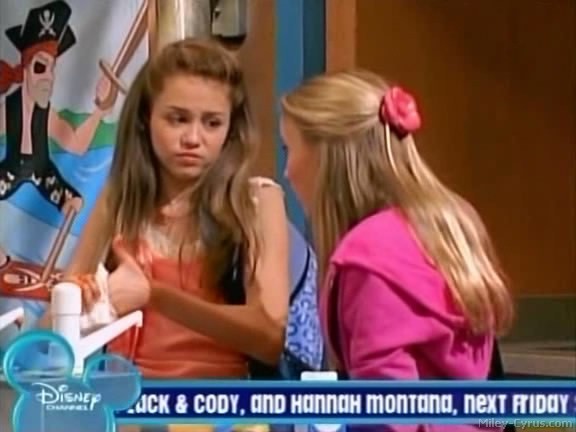 miley-cyrus_dot_com-hannahmontana-ep1caps190 - Hannah Montana episode 01 - Lilly do you want to know a secret